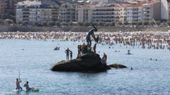 Cientos de baistas en la playa de Silgar, en Sanxenxo, el pasado fin de semana.