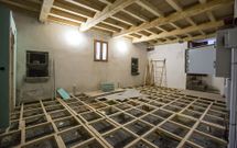<span lang= es-es >El suelo original</span>. Las obras destaparon el pavimento de losas de granito en la zona de la sacrist�a, id�ntico al del resto del templo, aunque quedar� protegido y tapado por una tarima de madera. 