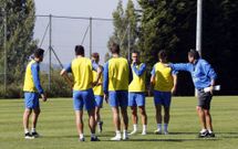 I�aki Alonso imparte consignas a sus disc�pulos en un entrenamiento en San L�zaro. 