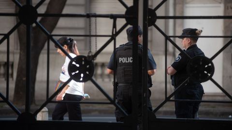 Dos polic�as custodian este lunes una calle en Rosario.