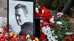 Flores junto a un retrato de Navalni en su tumba, en un cementerio de Mosc