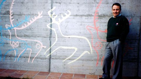 Carlos casares, en su casa de O Vilari&ntilde;o, en Nigr&aacute;n.