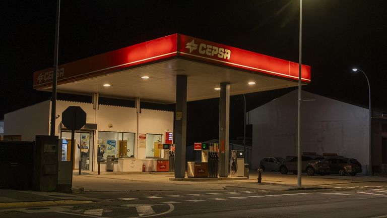 Agentes de la Guardia Civil de paisano, en el interior de la gasolinera Cepsa de Carballo, poco despu�s de producirse el asalto.