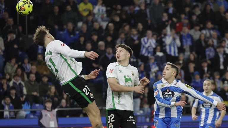 Yeremay trata de alcanzar un centro que el Racing despeja en el choque contra el D&eacute;por