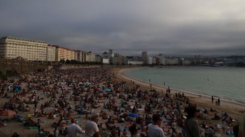 Eclipse total desde el paseo mar�timo de A Coru�a y las playas de Riazor y el Orz�n