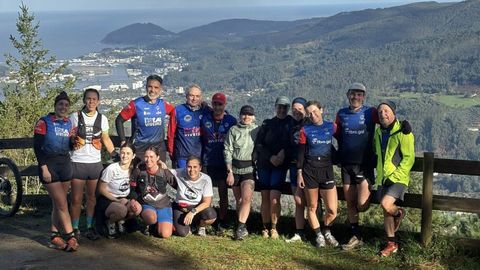 Miembros de la Pe�a Lar, durante una escapada reciente por Monte Castelo.