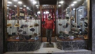 Tino Fern&aacute;ndez Iglesias en la peque&ntilde;a tienda de sombreros y gorras que genera expectaci&oacute;n en la R&uacute;a do Vilar, en Santiago