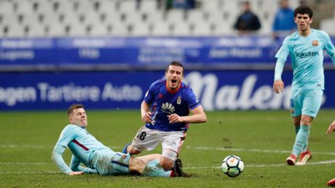 Christian Fernandez Christian Rivera Real Oviedo Barcelona B Carlos Tartiere.Christian recibe una entrada de Rivera, con Alea al fondo