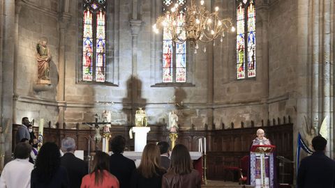 El obispo ofici una misa para bendecir la nueva vida para el templo.