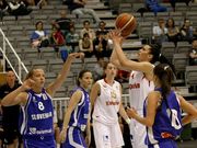 Una jugadora espa�ola, preparada para lanzar a canasta.