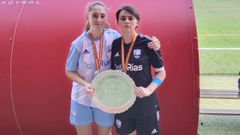 Laura Santos y Yaiza Garca posan con el trofeo de subcampeonas de la fase oro del campeonato de Espaa sub-17.
