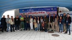 Autoridades municipales, provinciales y de la Xunta, junto con los miembros de la organizacin del Rallymix de Barbads y cuerpos de seguridad, en la presentacin de la undcima edicin de la prueba automovilstica.