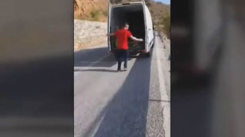 Paso 1. Tras aparcar al lado de un barranco en el valle de la Almanzora almeriense, busca un electrodom�stico viejo, probablemente tras recogerlo en el domicilio de un cliente al que se le renov� el equipamiento y con el compromiso de su correcta gesti�n mediomabiental