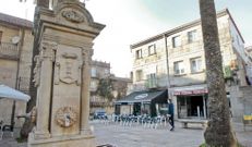 La plaza de Alfredo Bra�as es uno de los rincones preferidos de los cambadeses para disfrutar del caf� y la charla