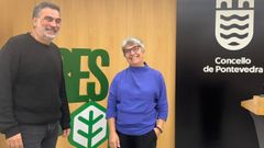 O concelleiro de Cultura de Pontevedra, Demetrio Gómez, con Isolina Couso, da CIG, este luns no Concello, onde presentaron a quinta Xornada de historia