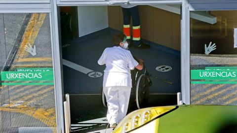 Entrada del servicio de urgencias del hospital Montecelo, en Pontevedra