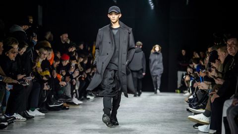 Desfile de dise�ador japon�s Yohji Yamamoto.