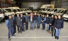 Plantilla de Viadeza delante de los veh�culos de reparto en su sede central de �rea 33. 