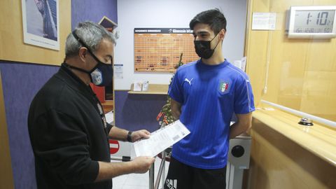 Un joven muestra su certificado covid en el gimnasio Bit�cora de Ferrol