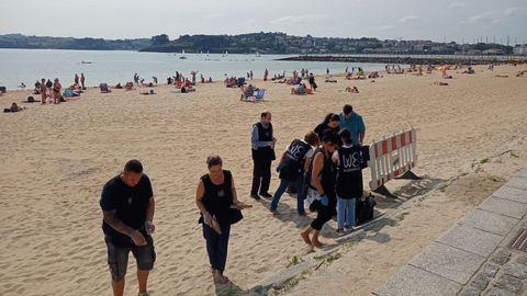 Limpieza de la playa de Oza por parte de pacientes del Hospital de Da de Psiquiatra de Oza