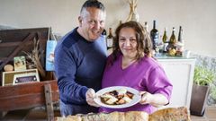 Alberto y Lisa, posando con uno de sus platos estrella el pulpo con queso de Arz�a
