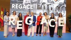 Presentaci�n del proyecto Regace, que busca estudiar a la poblaci�n longeva, en Santiago. En el centro (de azul), la doctora Pilar Rodr�guez Ledo, presidenta de la SEMG y sudirectora de Humanizaci�n del �rea lucense, acompa�ada por la doctora Cristina Santom� (la primera por la derecha), investigadora del proyecto RENACE.