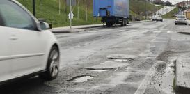 Las lluvias ca�das a principios del 2014 terminaron de deteriorar el asfalto de la ronda Este. 