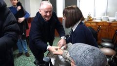 El portavoz del PP de A Corua, Miguel Lorenzo, con vecinos de Os Mallos