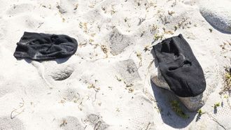 Un pasamonta�as abandonado en la playa de Arnela.