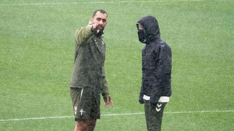 Borja Iglesias, durante el entrenamiento previo al partido de este domingo entre Celta y Espanyol.