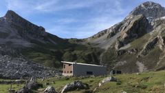Entre Cerreos y Pe�aubi�a, el collado Terreros, con el refugio del Meic�n en primer plano