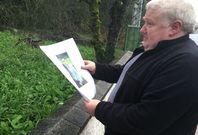 Jos� Sobrado no logra contener la emoci�n ante la fotograf�a de su hijo Jordi. 