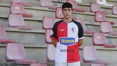 Mart�n Diz, en su presentaci�n como nuevo jugador del Arousa en el estadio de A Lomba