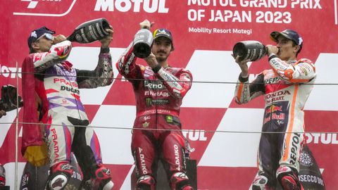 Jorge Martn (izquierda), junto a Bagnaia y Mrquez, tras su victoria en el Gran Premio de Japn