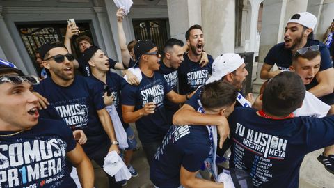 Jugadores de O Parrulo festejando el ascenso.