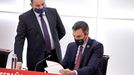 El presidente del Gobierno, Pedro S�nchez, ojea unos documentos durante una reuni�n de la ejecutiva del PSOE en presencia del entonces ministro y secretario de organizacion Jos� Luis �balos.