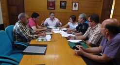 Representantes municipais, comisi�n de festas, asociaci�n O Lac�n e Polic�a Local, na xuntanza de onte.