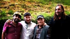 Los tres fundadores de Huh� con Eloi, segundo por la derecha, el vecino que los inspir� para crearla