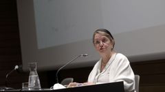 La fil�sofa Amelia Valc�rcel (d) pronuncia este mi�rcoles junto a la alcaldesa de Gij�n, Ana Gonz�lez (i) la conferencia inaugural de la Escuela Feminista Rosario Acu�a en Gij�n.