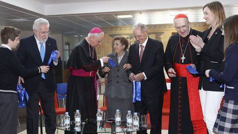 Miguel Santalices, Leonardo Lemos, Salud Conde, Olegario V�zquez Ra�a, Carlos Osoro y Fabiola Garc�a cortaron simb�licamente una cinta