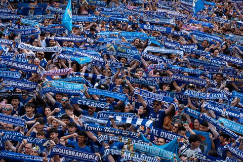 Cientos de personas durante la celebraci�n del ascenso a Primera Divisi�n del Real Oviedo