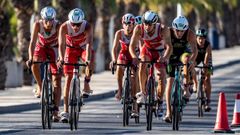 Triatletas del AD Fogar, durante la prueba de Elche