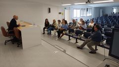 El gerente del rea sanitaria de Pontevedra y O Salns, Jos Flores, este lunes en el saln de actos del Hospital Provincial, con celadores