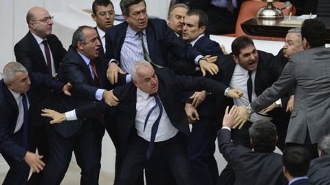 Diputados del partido gubernamental, el islamista Justicia y Desarrollo (AKP), llegan a las manos durante una discusi�n sobre una resoluci�n de seguridad interna en el Parlamento turco en Ankara (Turqu�a).