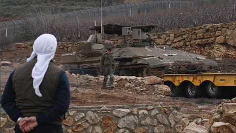 Tropas en la zona de amortiguacin. Un druso observa a un soldado israel en la zona desmilitarizada ocupada desde principios de diciembre entre la frontera de Israel y Siria, en los Altos del Goln.