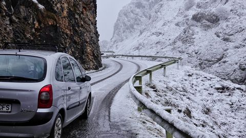 Un veh�culo circula por la carretera AS-264 de acceso a Sotres (Cabrales).