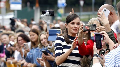 La reina se fotografa con una de las residentes.