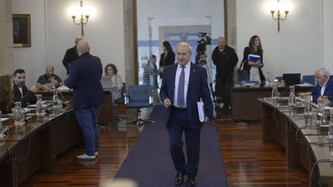 Jos� Tom�, entrando en un pleno de la Diputaci�n de Lugo