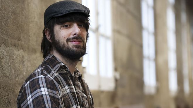 El escritor, en el IES Rosal&iacute;a de Castro de Santiago, donde recogi&oacute; el Premio San Clemente