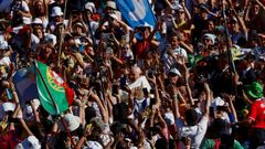 El papa, recibido por miles de jvenes a su llegada al parque de Eduardo VII.